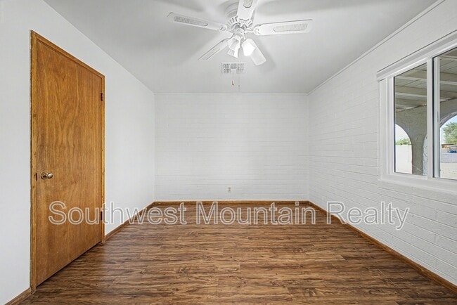 Building Photo - 560 S Grand Dr