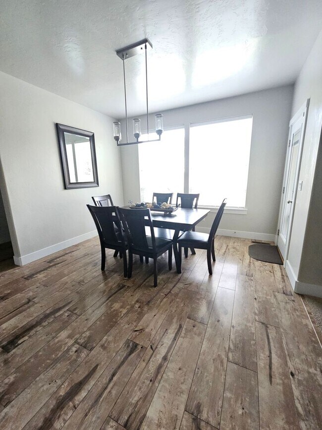 Building Photo - Ready now this beautiful 3 Bedroom Upscale...