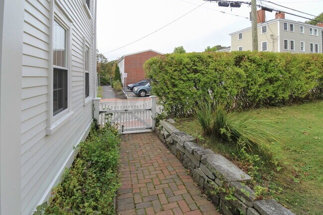 Building Photo - 445 Pleasant St