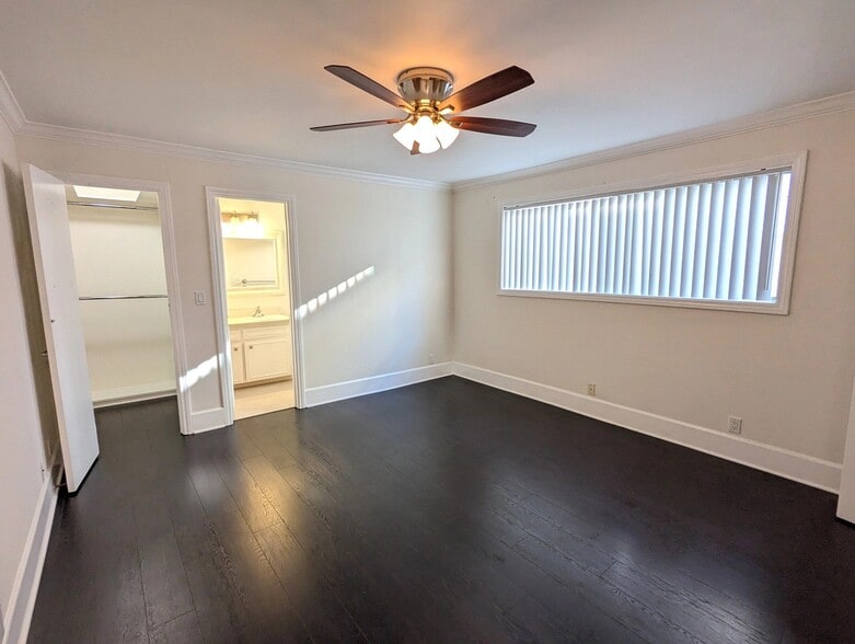 Building Photo - 1335 S Carmelina Ave