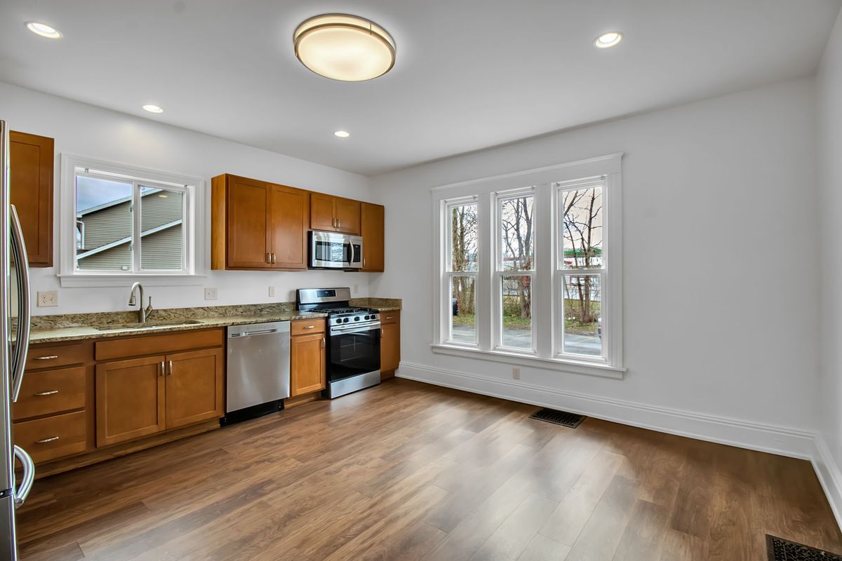 Building Photo - 5849 Broadway, 8