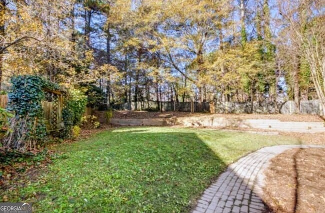 Building Photo - 591 St James Walk SE