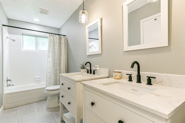 Building Photo - 207 Woodvale Dr