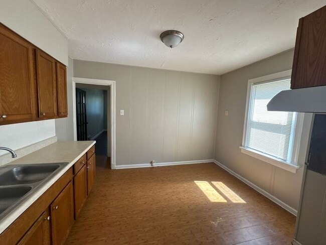 Building Photo - Roomy 4 Bed/1 Bath