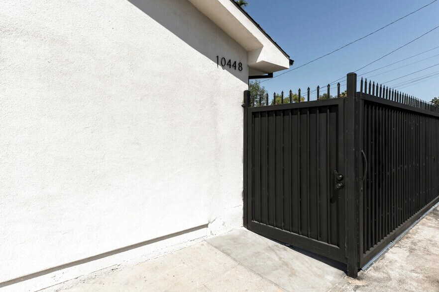 Building Photo - 10446 Woodley Ave