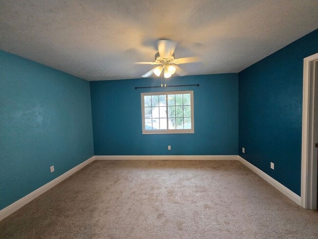 Building Photo - 3BR/3BA Two-Story Quad – Prime Location & Move-In Ready!