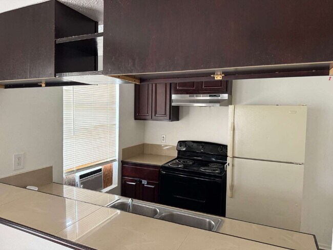 Building Photo - Two Bedroom Charmer with Washer & Dryer Included