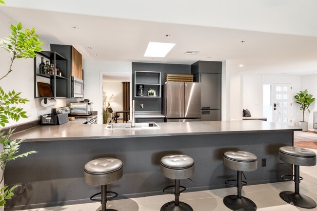 Building Photo - Golfside Villa