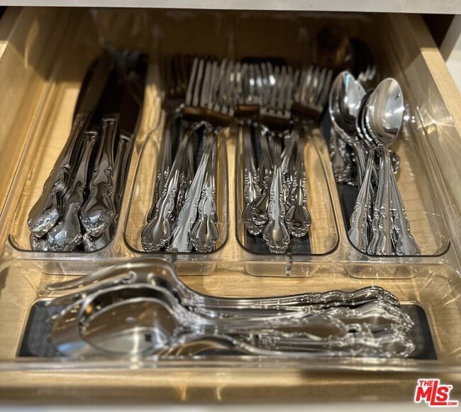 Building Photo - 10509 S Van Ness Ave