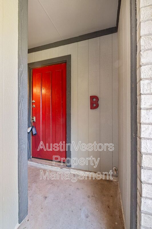 Building Photo - 2025 Monarch Dr