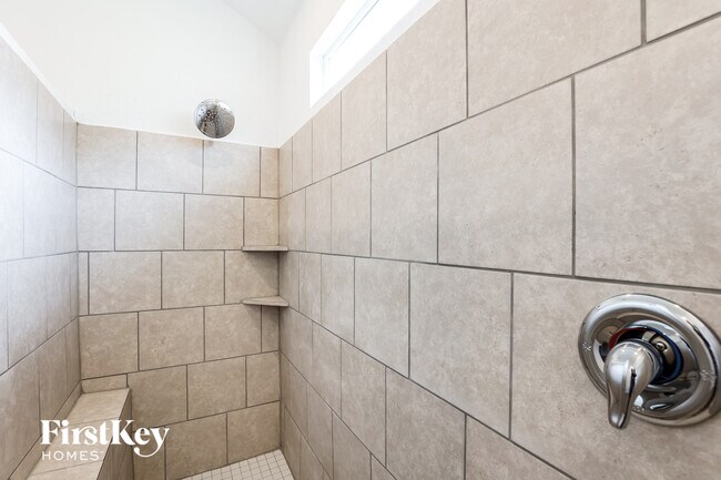 Building Photo - 10719 Vinateros Dr