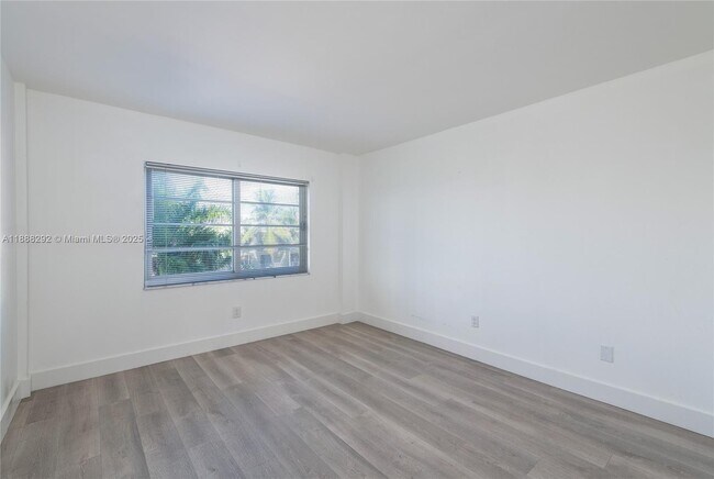 Building Photo - 1450 Lincoln Rd