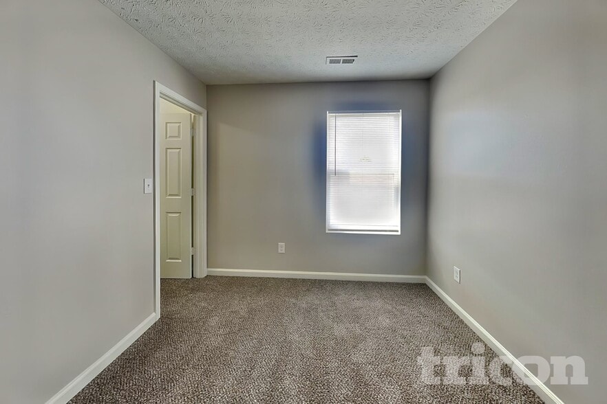 Building Photo - 2337 Middle View Dr