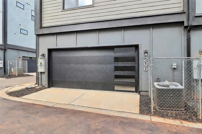 Building Photo - 206 Nelson Ave