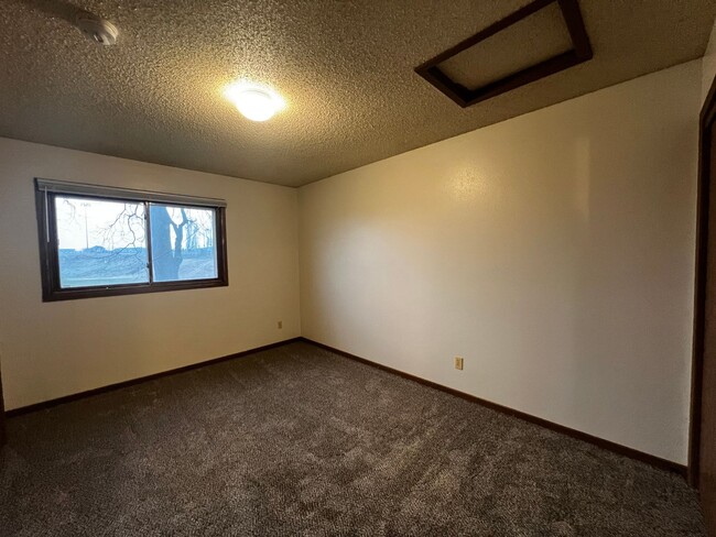 Building Photo - 731 Westwinds Dr