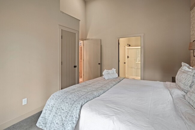 Building Photo - Unfurnished Peaceful River Retreat – Moder...