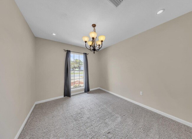 Building Photo - 702 Mayflower Ave