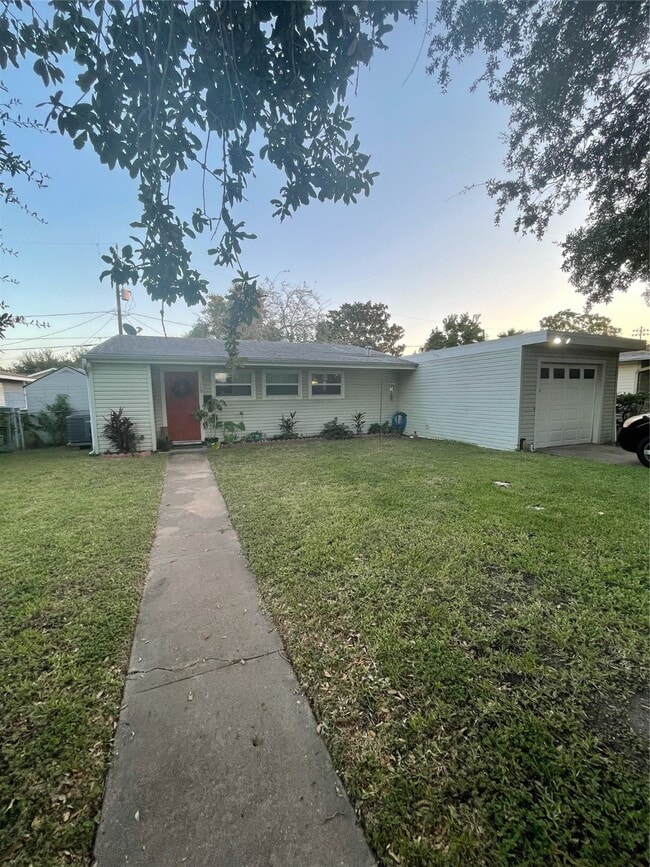 Building Photo - 119 Albacore Ave