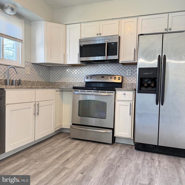 Building Photo - 2423 W Rosecroft Village Cir