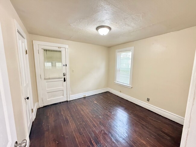 Building Photo - 4/2 Single Family Home | Hardwood Floors |...
