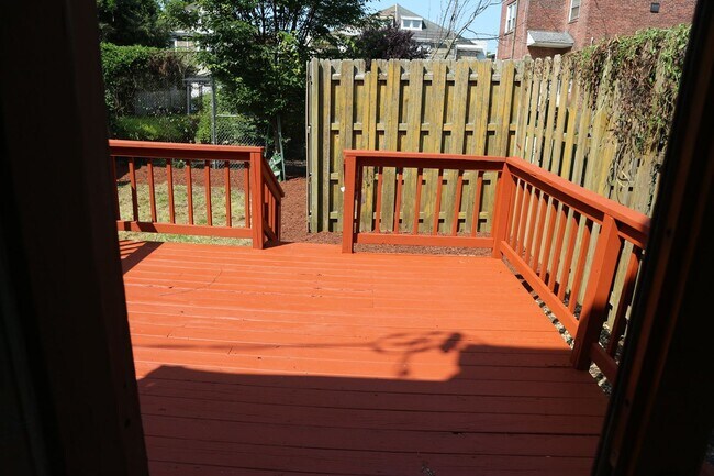 Building Photo - Large pet-friendly 3-bedroom house for ren...