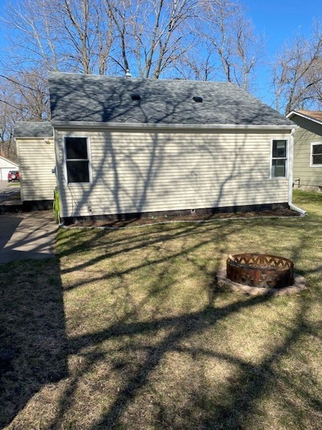Building Photo - 3 Bedrooms, 1 Bathroom Single Family Home in Brainerd, MN w/garage