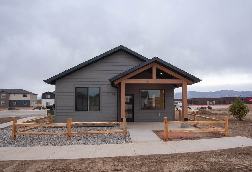 Building Photo - 1407 Windsor Dr