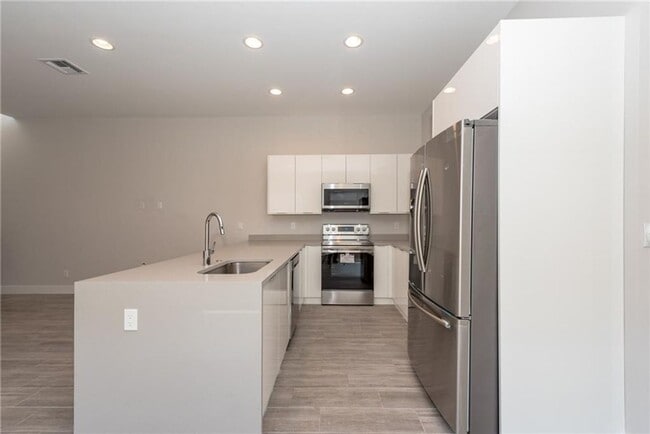 Building Photo - 1105 NE 2nd Ave