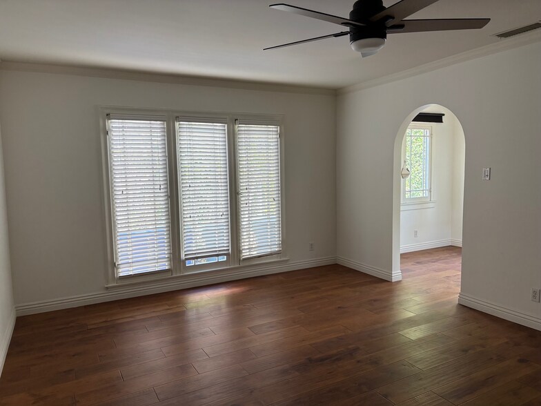 Building Photo - 919 Havenhurst Dr