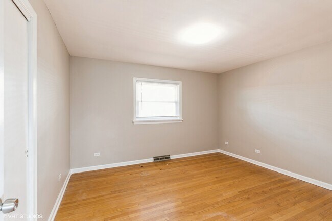 Building Photo - 18379 Glen Oak Ave