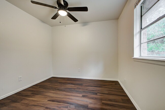 Building Photo - 1333 E Brooks St