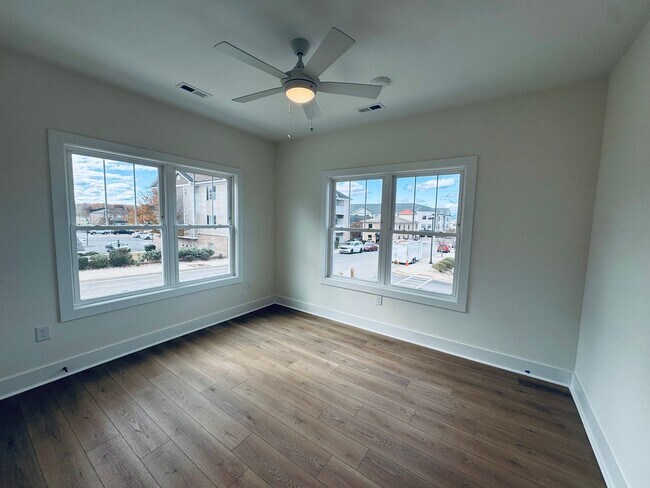 Building Photo - Brand New Luxury Condo - Middle Floor