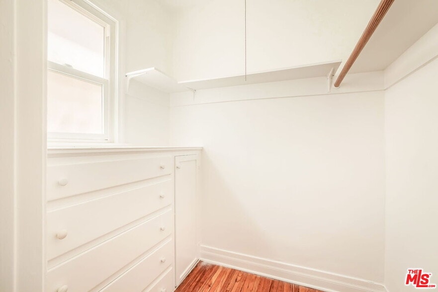 Closet - 842 S Sycamore Ave