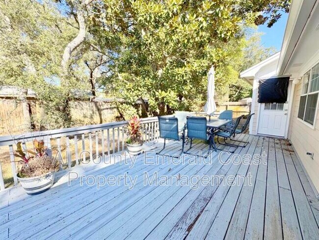 Building Photo - 1126 Bay Ct