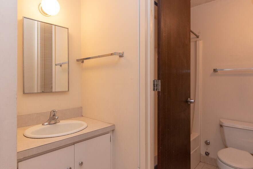 Building Photo - 629 W Wellington Ave