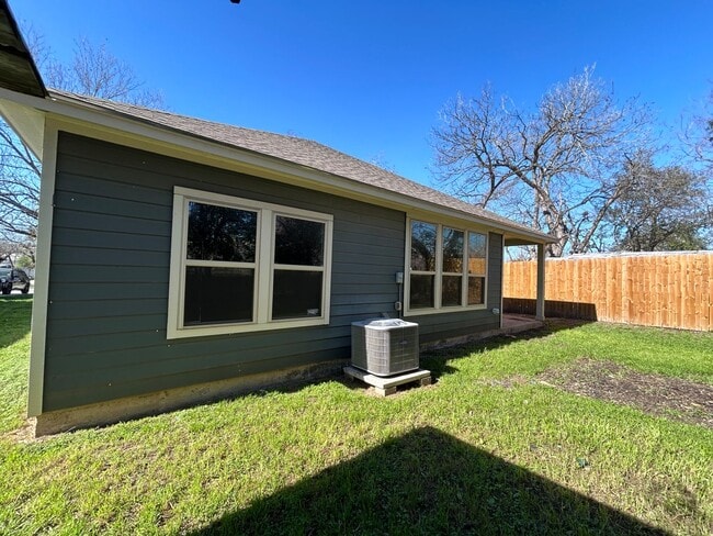 Building Photo - LOCATION! Walk to Torrey Park / Close to NB Downtown & Gruene / No Carpet / NBISD