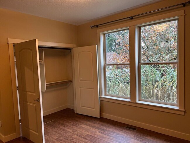 Building Photo - Burnt Bridge Creek 4 bedroom- Single Level