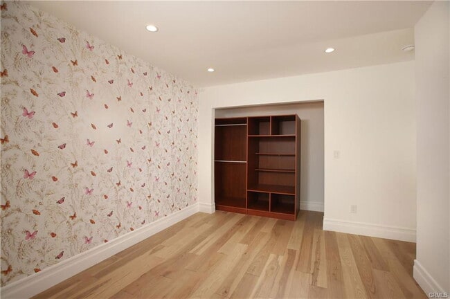 Building Photo - 452 Woodbury Rd