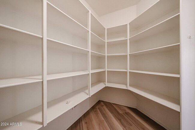 Building Photo - 811 E Kapasi Ln