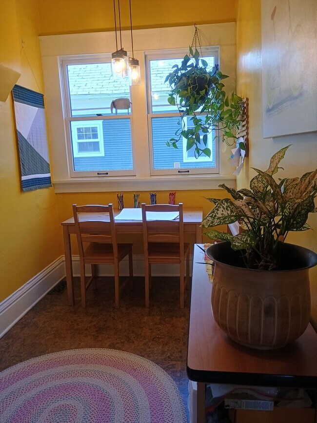 Building Photo - Spacious Craftsman in the Heart of North Spokane