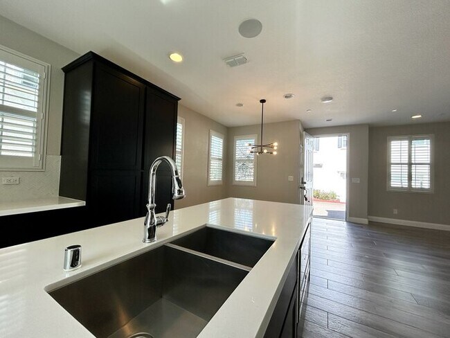 Building Photo - Beautiful Modern 3 Bedroom With Solar! - Apply Today!