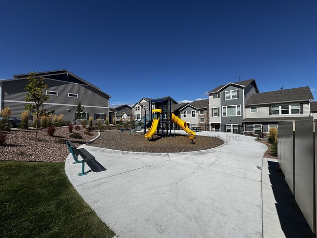 Building Photo - Gorgeous 3 Bedroom Townhouse Located in No...