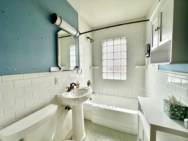 Building Photo - 5120 Franklin St