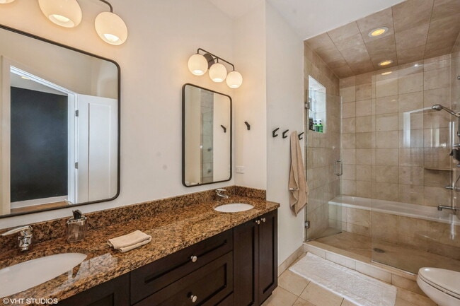 Building Photo - Impeccable 3 bedroom 2.5 bath condo located in the heart of Ukrainian Village / Humboldt Park / W...