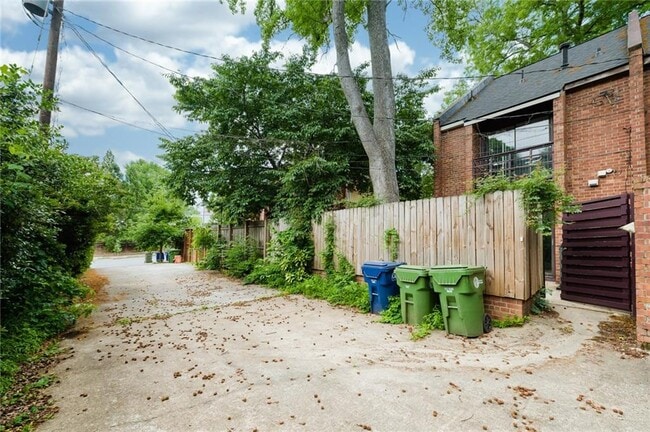 Building Photo - 650 Cleburne Terrace NE