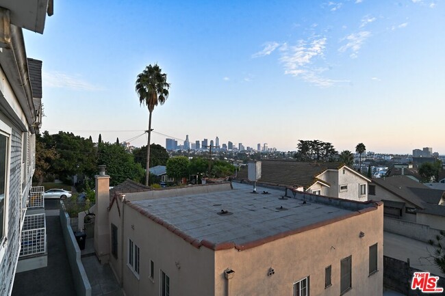 Building Photo - 747 Micheltorena St