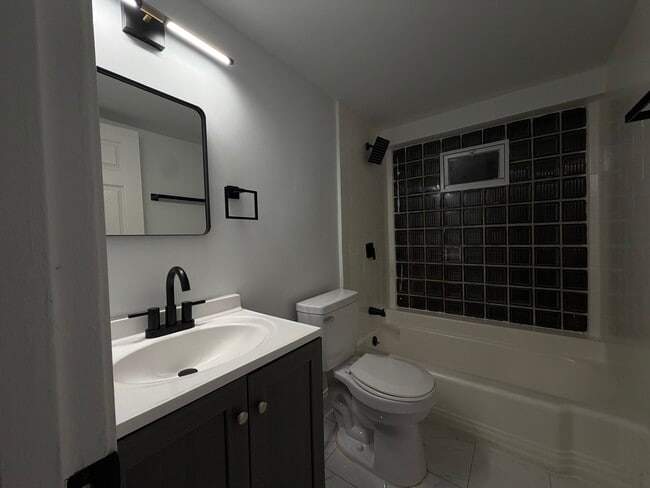Building Photo - 1617 Pelham Pl