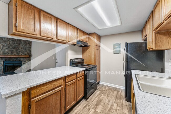 Building Photo - Spacious Condo with Washer/Dryer and Central AC
