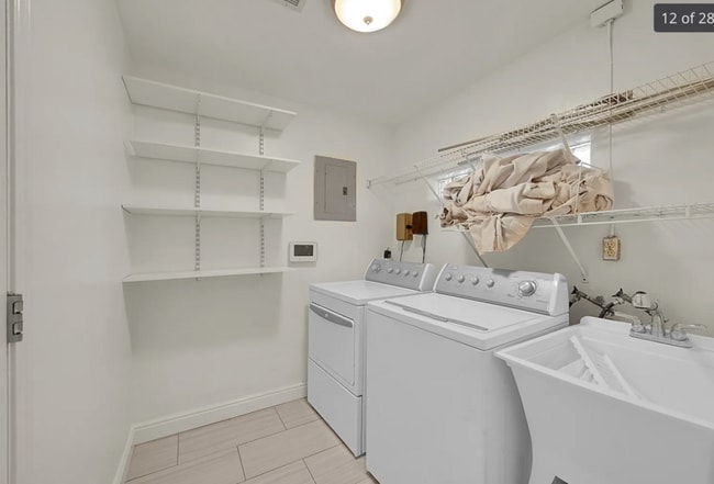 Building Photo - 4265 Brentwood St