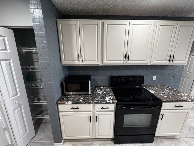 Building Photo - Beautifully Maintained 3BR/2BA Home with Fenced Yard & Sunroom in Ocala